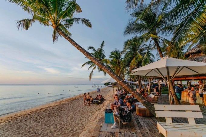 Turistas en un restaurante con vista al mar en Phu Quoc. Foto: Shri Phu Quoc