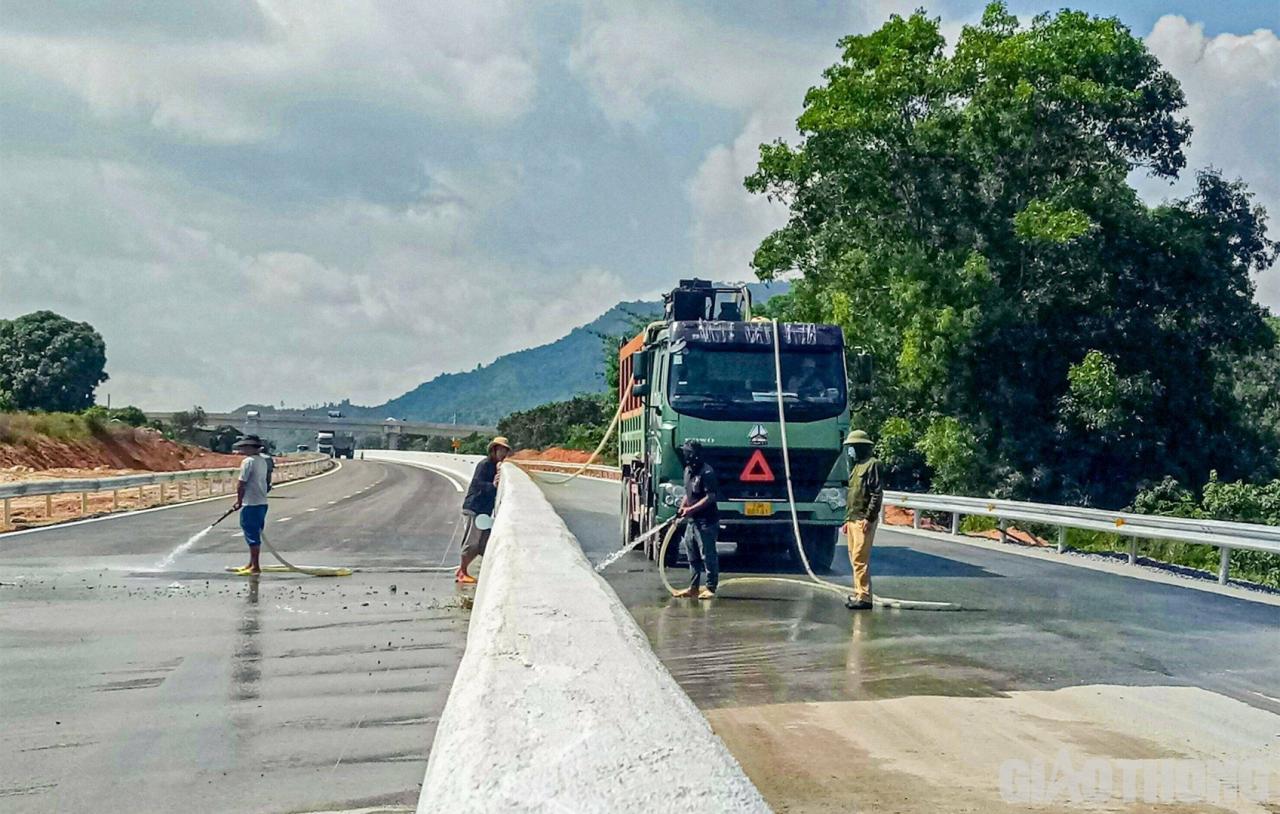 Cao tốc Nha Trang – Cam Lâm không những hiện đại, đẹp như dải tóc nâu đen trải giữa cánh đồng xanh nên những người công dân ở đây luôn chăm chút rửa gội tỷ mỉ để con đường trở nên sạch đẹp hơn.