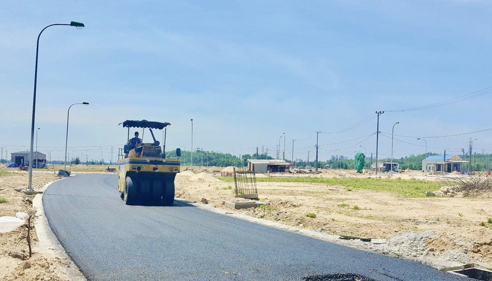 Many households in Binh Thuan commune (Binh Son) have handed over their land but have not been allocated resettlement land. In the photo: Construction of Ca Ninh resettlement area to arrange resettlement for people in Binh Thuan commune.