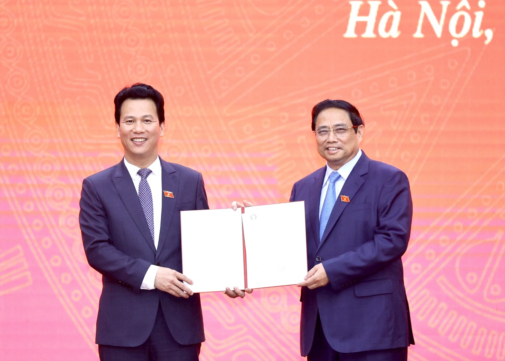 

Thủ tướng Chính phủ Phạm Minh Chính trao Quyết định bổ nhiệm và tặng hoa chúc mừng tân Bộ trưởng Bộ Tài nguyên và Môi trường Đặng Quốc Khánh