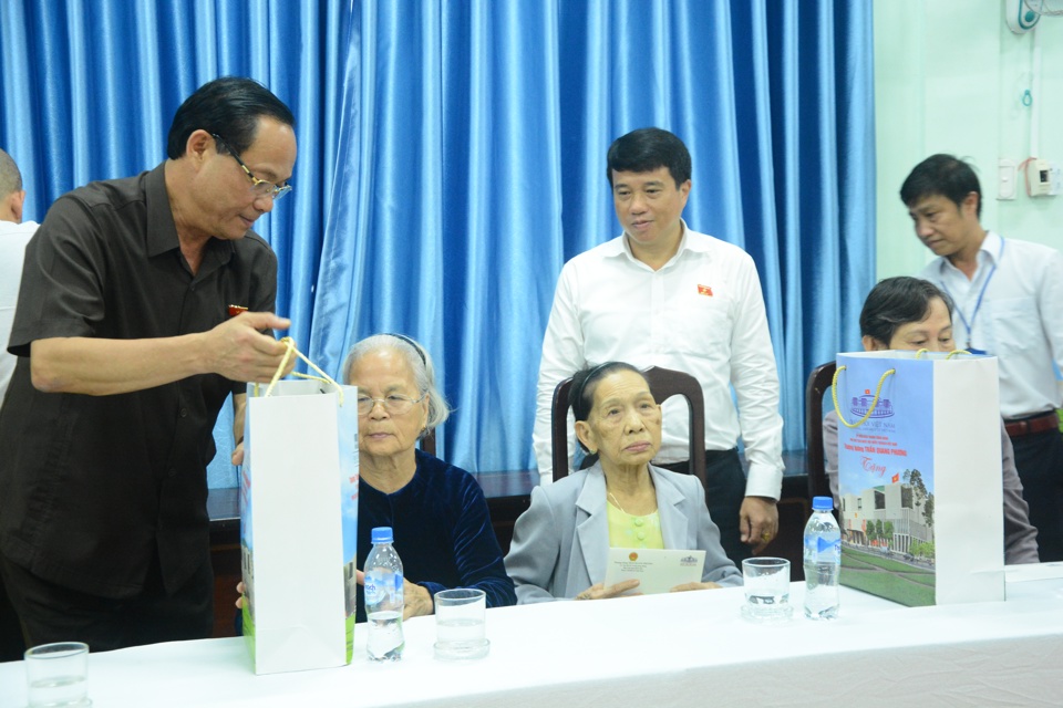 El teniente general superior Tran Quang Phuong visitó y entregó regalos a personas meritorias en Quang Ngai.