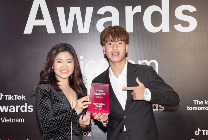 Nguyen Viet Anh - Freestyle ball player wins Sports Content Creator of the Year award at TikTok Awards 2024.