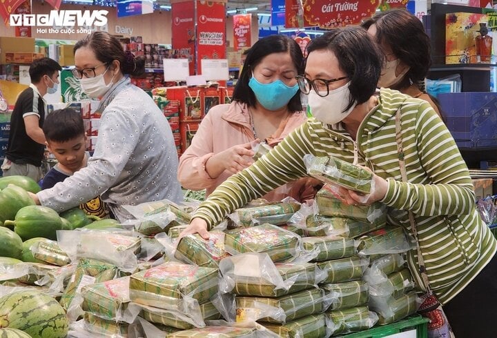 Les gens choisissent principalement d’acheter des produits de première nécessité pour le Têt. (Photo : Dai Viet)