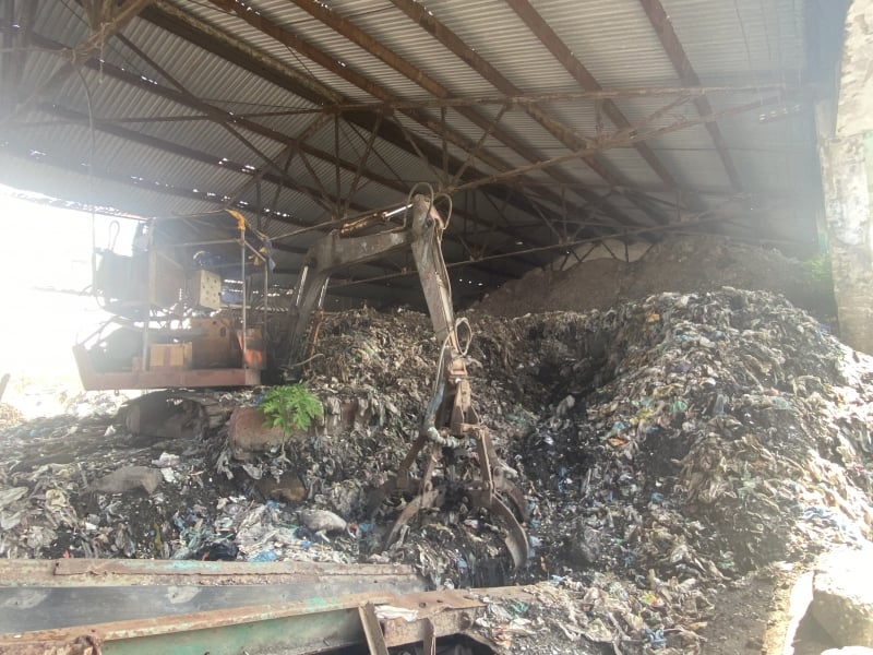 Thuy Phuong Waste Treatment Plant has temporarily suspended almost all operations since 2018, but the amount of untreated waste still remaining is huge.