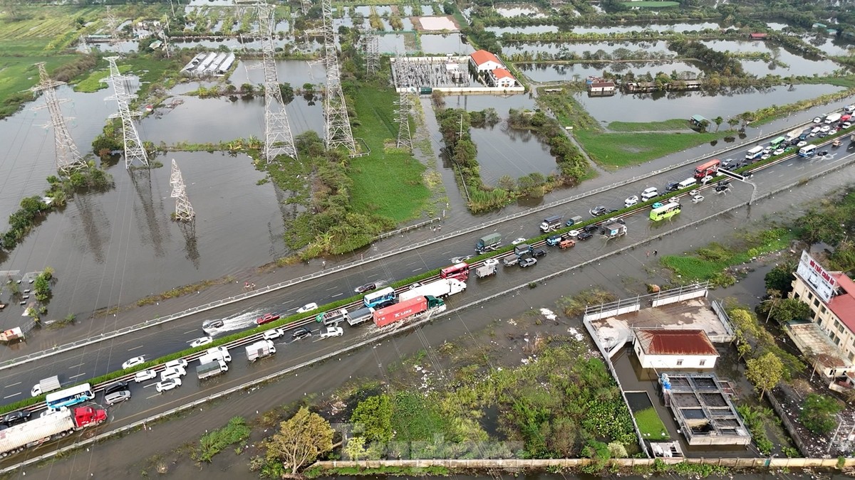 Los vehículos quedaron atascados durante más de 5 km en la carretera Phap Van - Cau Gie debido a las inundaciones (foto 3)