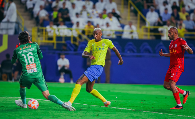 Talisca (in yellow) raised the score to 2-0 for Al Nassr in the match against Abha on the evening of October 6. Photo: Al Nassr