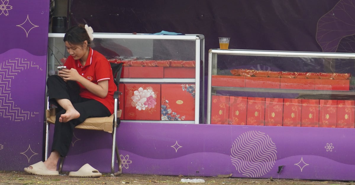 Les stands de gâteaux de lune de Hanoi attendent avec impatience les clients