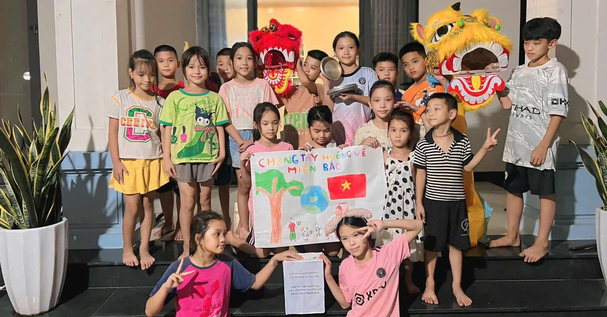 Niños y jóvenes de la zona rural de Quang Tri bailan la danza del león y donan dinero a las zonas afectadas por las inundaciones en el norte