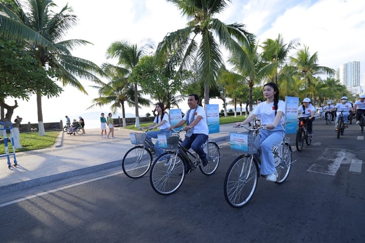 These are community activities, aiming to enhance national pride and social responsibility. Through this, they contribute to promoting the international tourist city of Nha Trang - the most attractive destination for domestic and international tourists, as well as encouraging and calling on Khanh Hoa people to join hands to protect the environment.