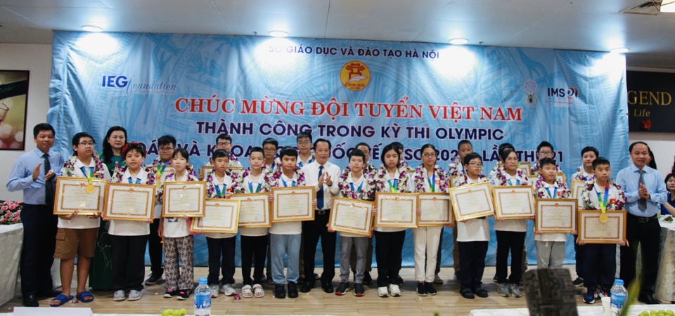 Vertreter des Hanoi-Ministeriums für Bildung und Ausbildung gratulierten der vietnamesischen Studentendelegation zu ihren hervorragenden Leistungen bei der IMSO-Prüfung 2024.