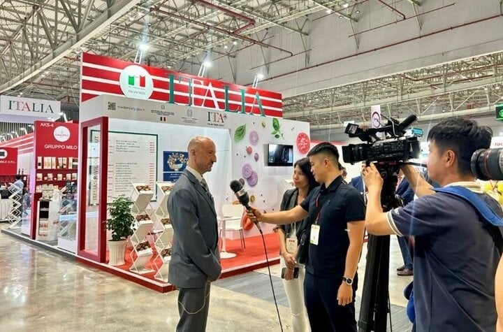 El Sr. Fabio De Cillis, Director de la Agencia Comercial Italiana en Vietnam (ITA), fue entrevistado en la exposición.