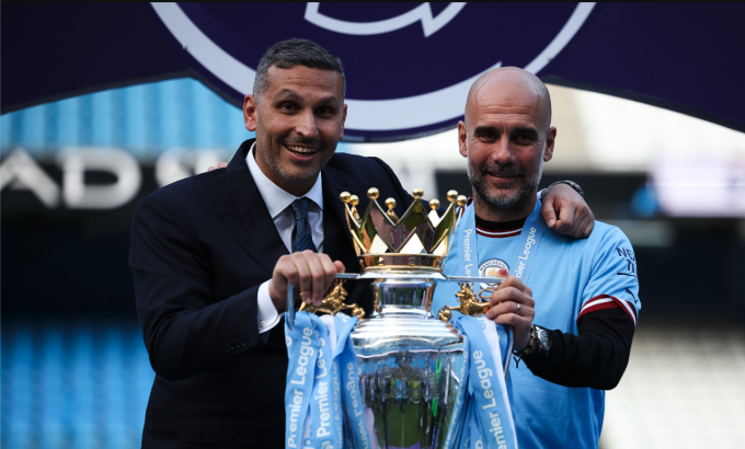 Le président de Manchester City, Khaldoon Al Mubarak (à gauche) et l'entraîneur Pep Guardiola. Photo : Times