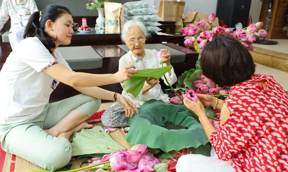 Unique art of lotus tea brewing - Cultural beauty of Hanoi people photo 5