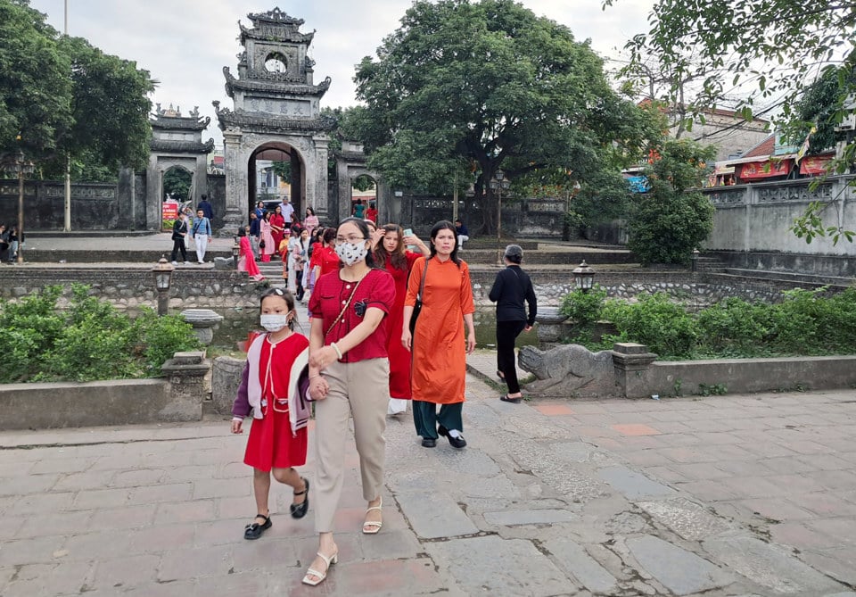 Người d&acirc;n tham quan ch&ugrave;a Chu&ocirc;ng (H&agrave; Nam) những ng&agrave;y đầu xu&acirc;n. Ảnh: Ho&agrave;i Nam