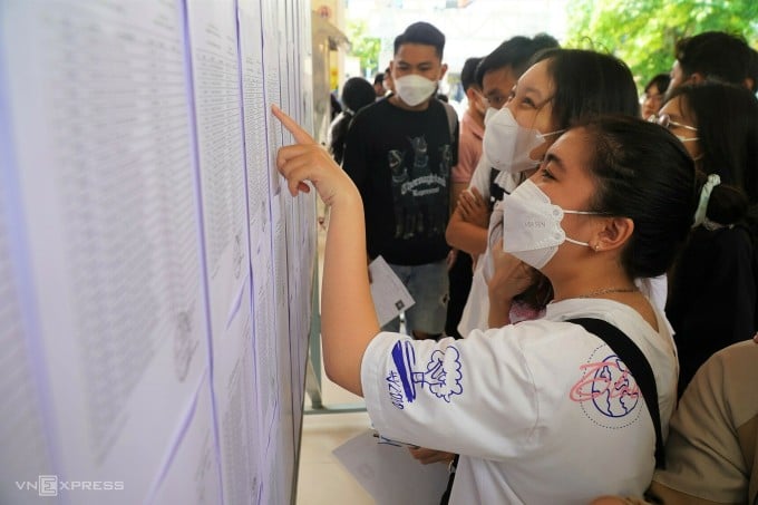 Los candidatos ven la lista de salas de exámenes de graduación de secundaria de 2023 en Dong Nai. Foto: Phuoc Tuan