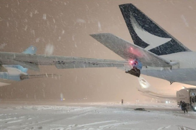 大韓航空（左）とキャセイパシフィック航空の飛行機の被害と思われる画像。写真: X/@PhoenixTV_News