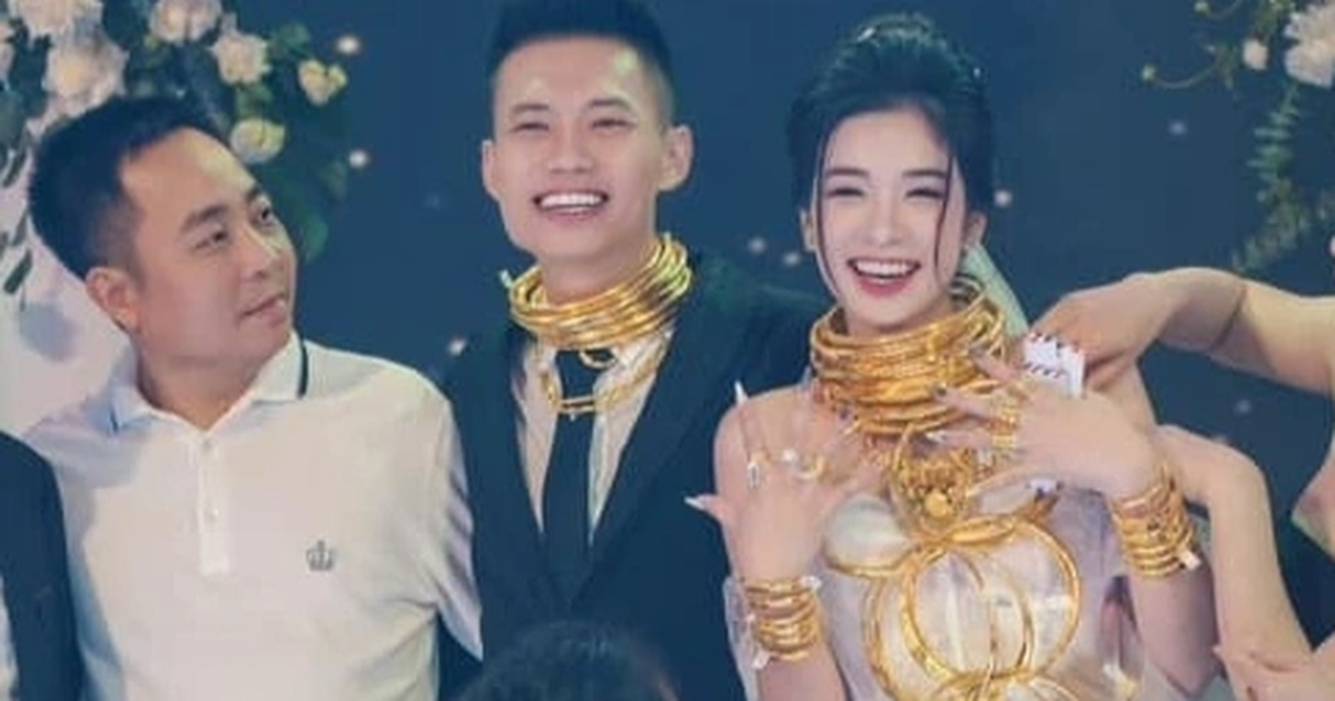 Los novios llevan pesados ​​collares de oro el día de su boda en Thanh Hoa