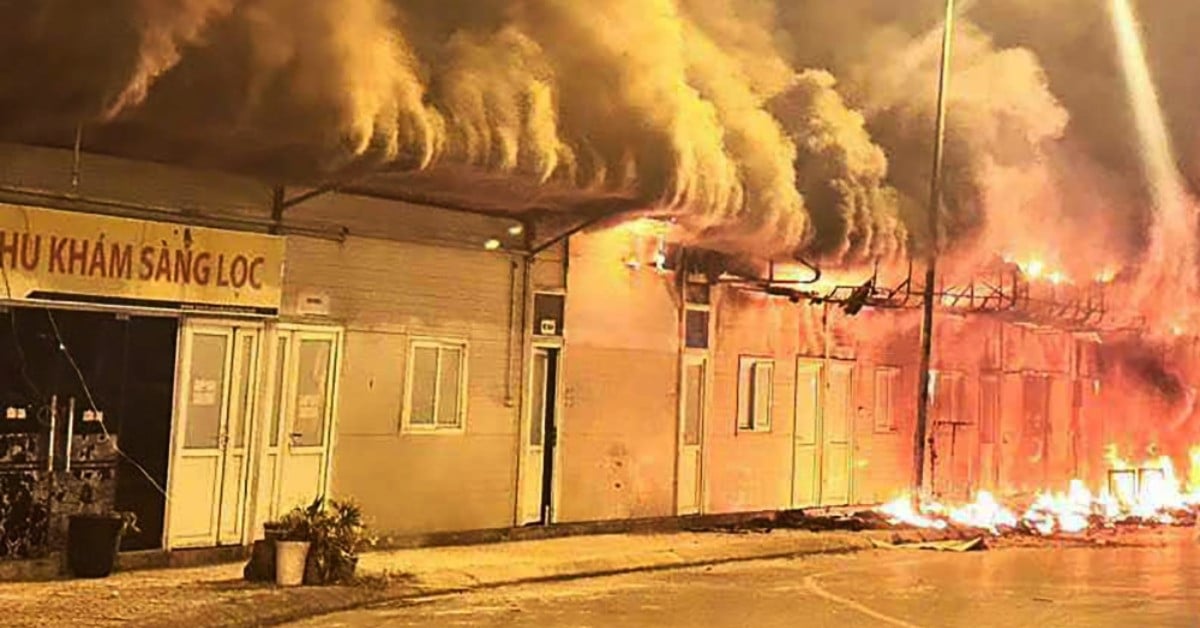 Großes Feuer in einer Häuserreihe im Duc Giang General Hospital