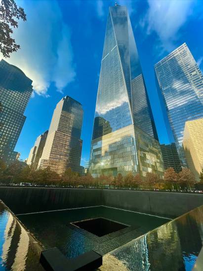 Ground Zero và Tòa tháp Trung tâm Thương mại Thế giới Một (tòa cao nhất) ở New York.  Ảnh: NGỌC VÂN