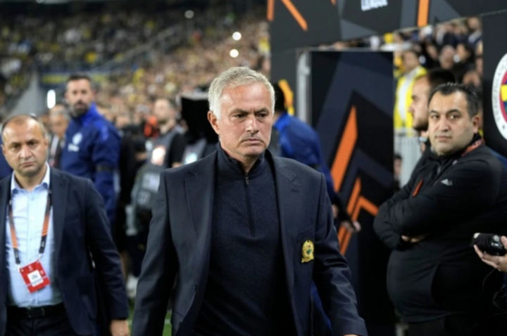 Jose Mourinho nhận thẻ đỏ rời sân.