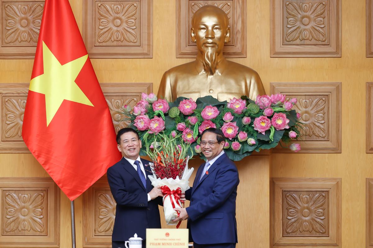 The Prime Minister congratulated Mr. Ho Duc Phoc on his appointment as Deputy Prime Minister. Photo: Nhat Bac