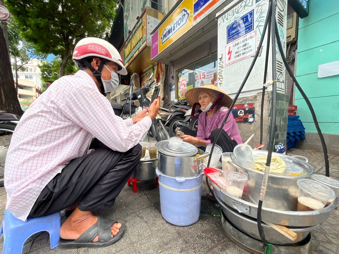 Ông Ngọc Đức đến mua chè và tặng quà cho bà Mai