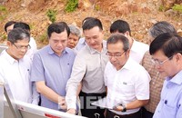 Leaders of the Ministry of Industry and Trade and EVN conducted a field survey before implementing the project to supply electricity to Con Dao.