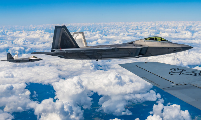 2022년 8월 폴란드 상공을 날리기 위해 F-22 해야 합니다. 사진: USAF