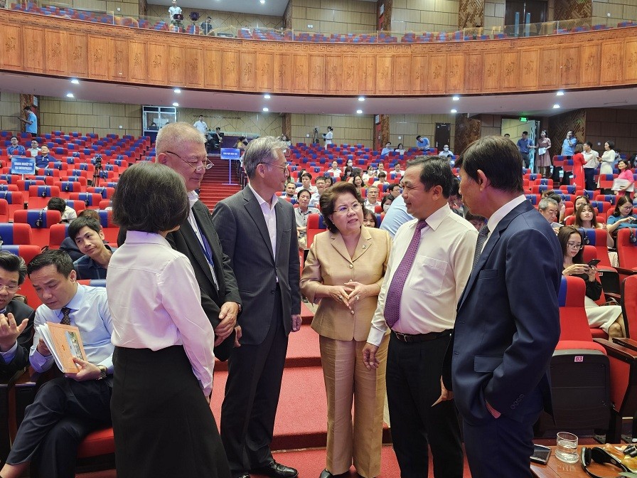 Bí thư Tỉnh ủy Hải Dương gặp gỡ doanh nghiệp FDI bên lề hội nghị. (Nguồn: Báo Đầu tư)