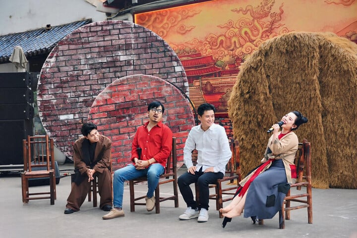 El equipo creativo incluye al músico Duong Cam, al guionista Dinh Tien Dung, al director y artista meritorio Phung Tien Minh y al artista del pueblo Tan Minh, director del Teatro de Música y Danza Thang Long.