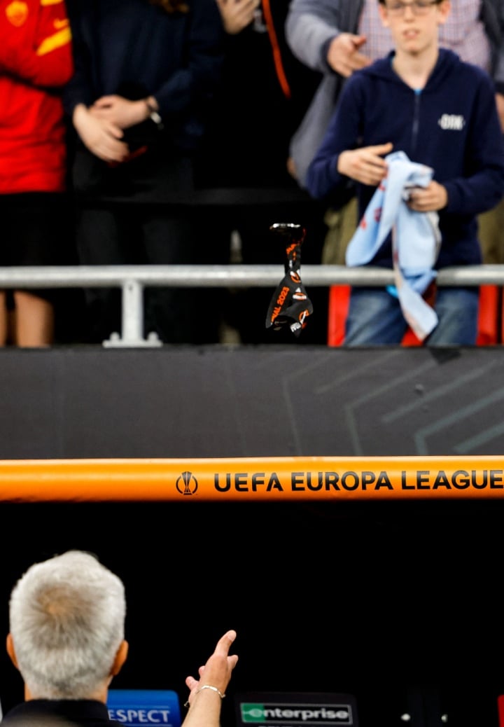 Perdant la finale pour la première fois, Mourinho a jeté la médaille d'argent dans les tribunes - 1