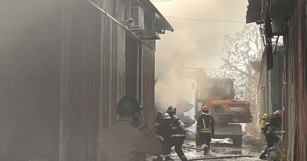 Grand incendie, mobiliser des excavatrices pour démolir, dégager le chemin pour éteindre l'incendie