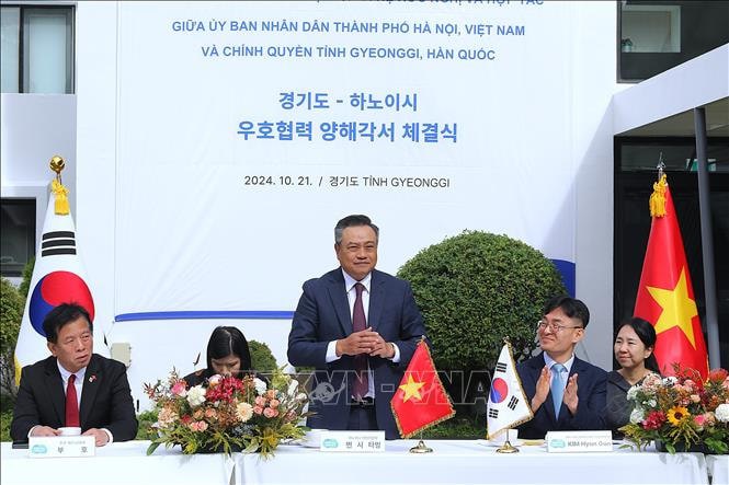 Chairman of the Hanoi People's Committee Tran Sy Thanh speaks at the signing ceremony of the Memorandum of Understanding on establishing friendly and cooperative relations between the Hanoi People's Committee and the Gyeonggi Provincial Government. Photo: VNA