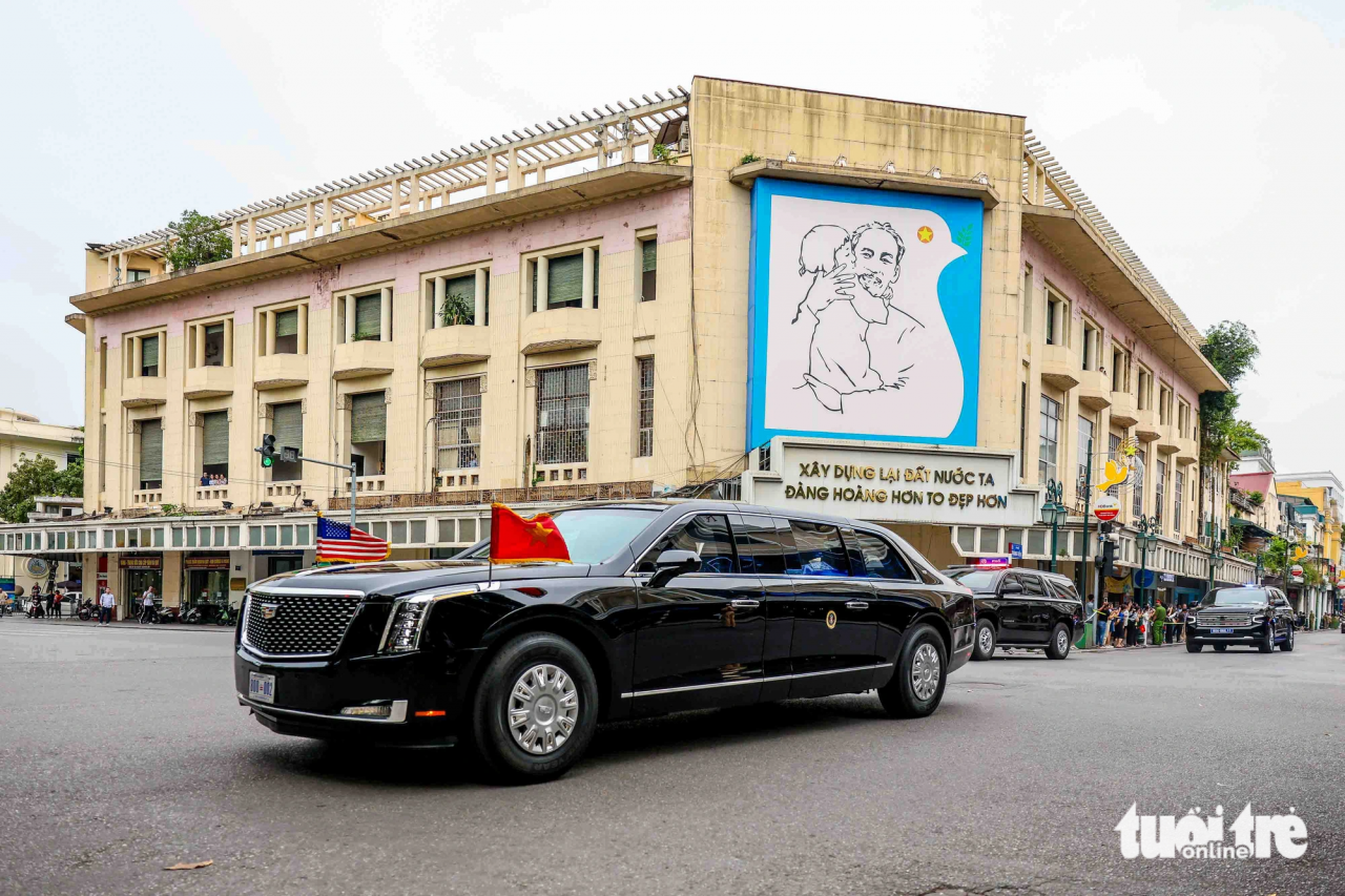 Chiếc xe &quot;The Beast&quot; (Quái thú) của Tổng thống Mỹ Joe Biden trên đường di chuyển ra sân bay, đi qua phố Tràng Tiền (Hà Nội). Nhằm đảm bảo yếu tố an ninh, mỗi chuyến công du của Tổng thống Mỹ sẽ có hai chiếc &quot;The Beast&quot; có mặt trong đội hình. Lái xe vận hành &quot;The Beast&quot; của Tổng thống Biden là một phụ nữ - Ảnh: NGUYỄN KHÁNH