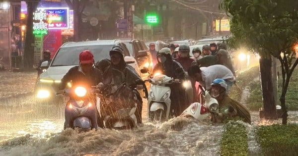 Heavy rain for 2 hours, girl riding motorbike falls over when passing through 'flood center' in Dong Nai