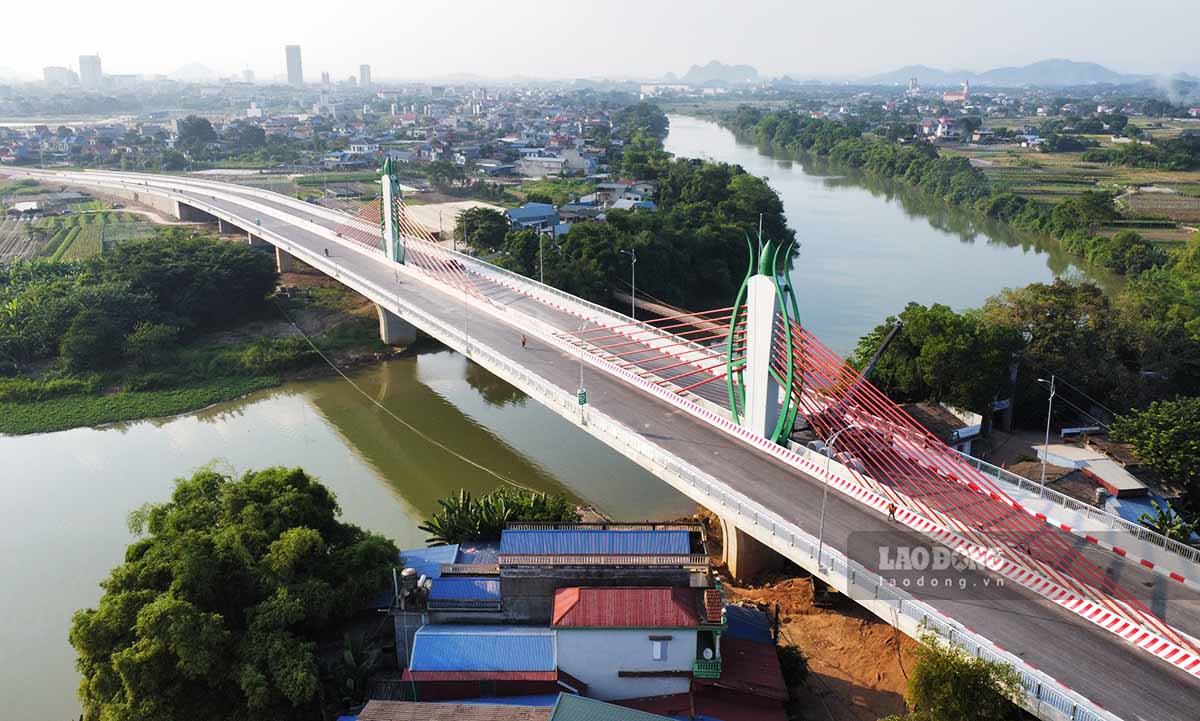 On the afternoon of October 5, at Huong Thuong bridge crossing Cau river connecting Tuc Duyen ward (Thai Nguyen city) and Huong Thuong commune (Dong Hy district), almost all construction items have been completed. Currently, the construction unit is having workers paint, mark lines and check some locations.