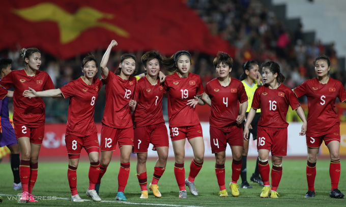 สาวทองของทีมเวียดนามเอาชนะเมียนมาร์ 2-0 ในรอบชิงชนะเลิศการแข่งขันกีฬาซีเกมส์ ครั้งที่ 32 เมื่อค่ำวันที่ 15 พ.ค. ที่ประเทศกัมพูชา ภาพ : ดึ๊กดอง