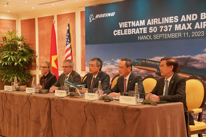 Lãnh đạo Boeing, Vietnam Airlines tại buổi họp báo chiều 11/9. Ảnh: VNA