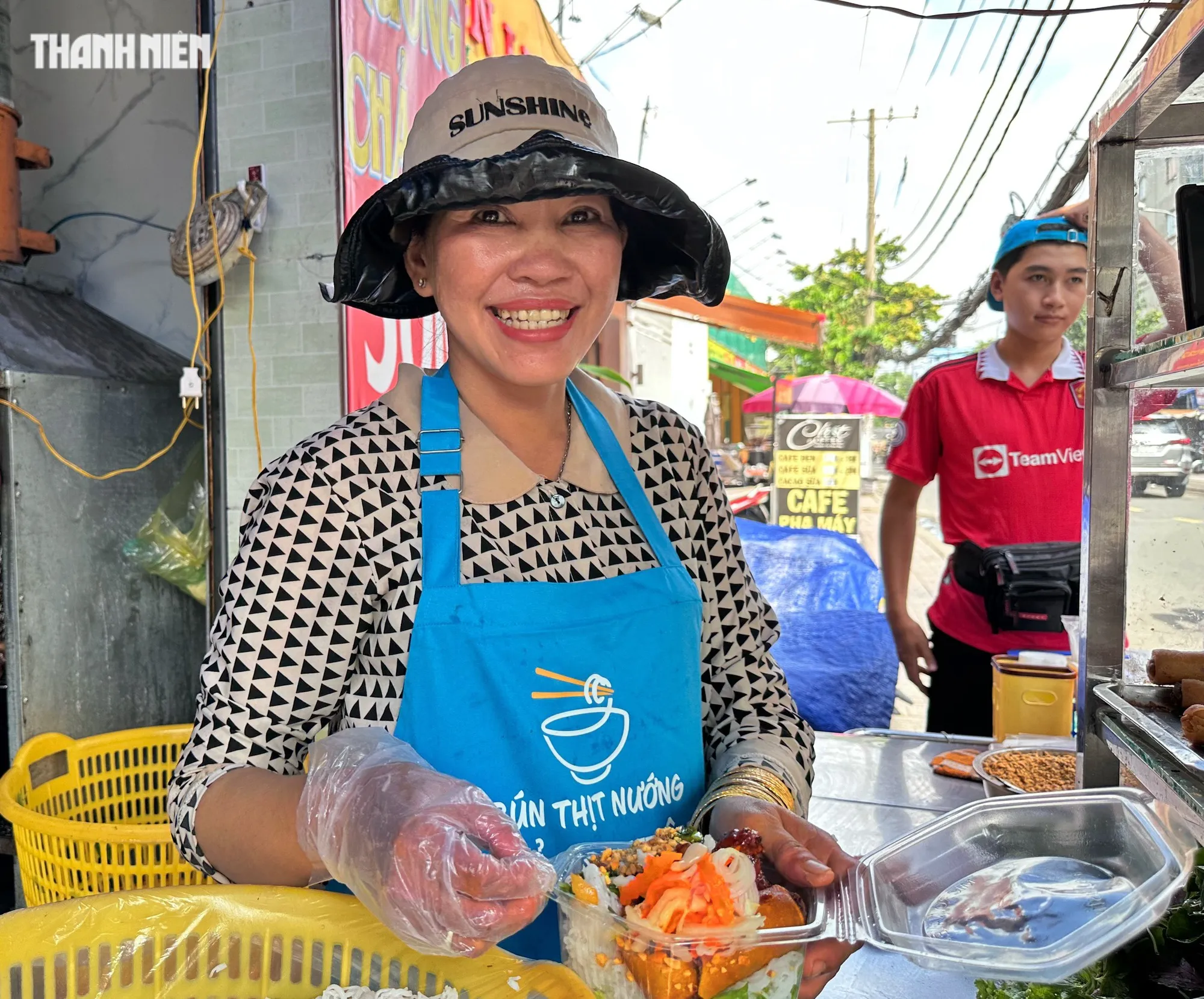 Quán bún thịt nướng TP.HCM bán 1 giờ sáng: 'Kỷ lục' tô bún làm trong… 10 giây - Ảnh 1.