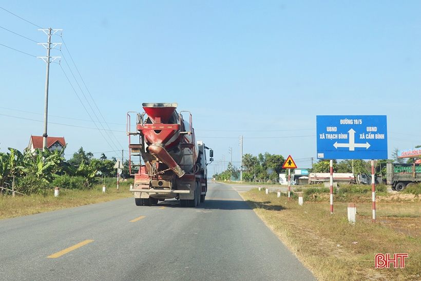 Peligro al cruzar la intersección de la carretera provincial 553 y la carretera distrital 131 en Cam Xuyen