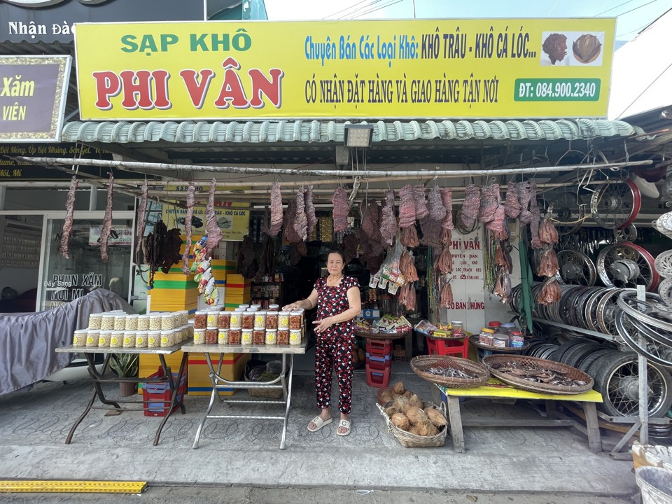 Puesto seco Phi Van en Phuoc Long Bac Lieu, se especializa en artesanías hechas a mano y comida seca Búfalo famoso (Hoang Nam)