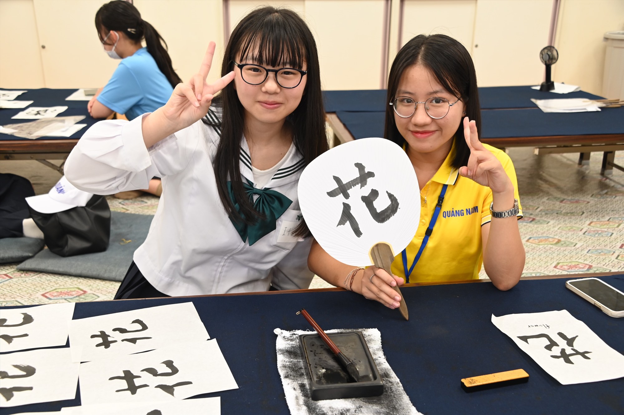 Thai Nguyen Van Giang (right) interacts with a Japanese student. Photo: VAN GIANG