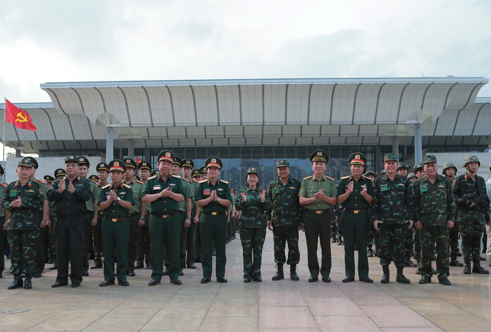 Delegados asistentes al ejercicio militar. 