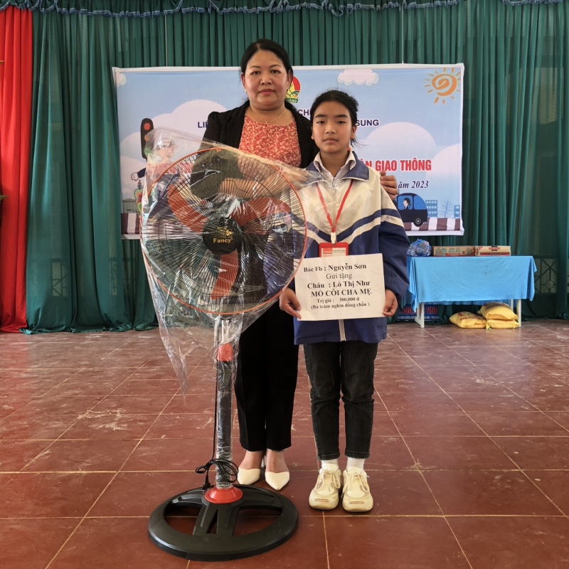 Teacher Pham Thi Lan Anh, on behalf of the sponsor, presented a gift to Lo Thi Nhu.