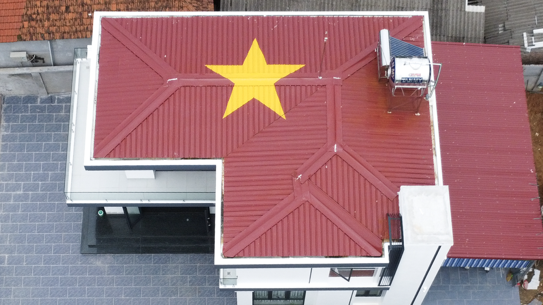 9x guy draws national flag on roof, causes emotion