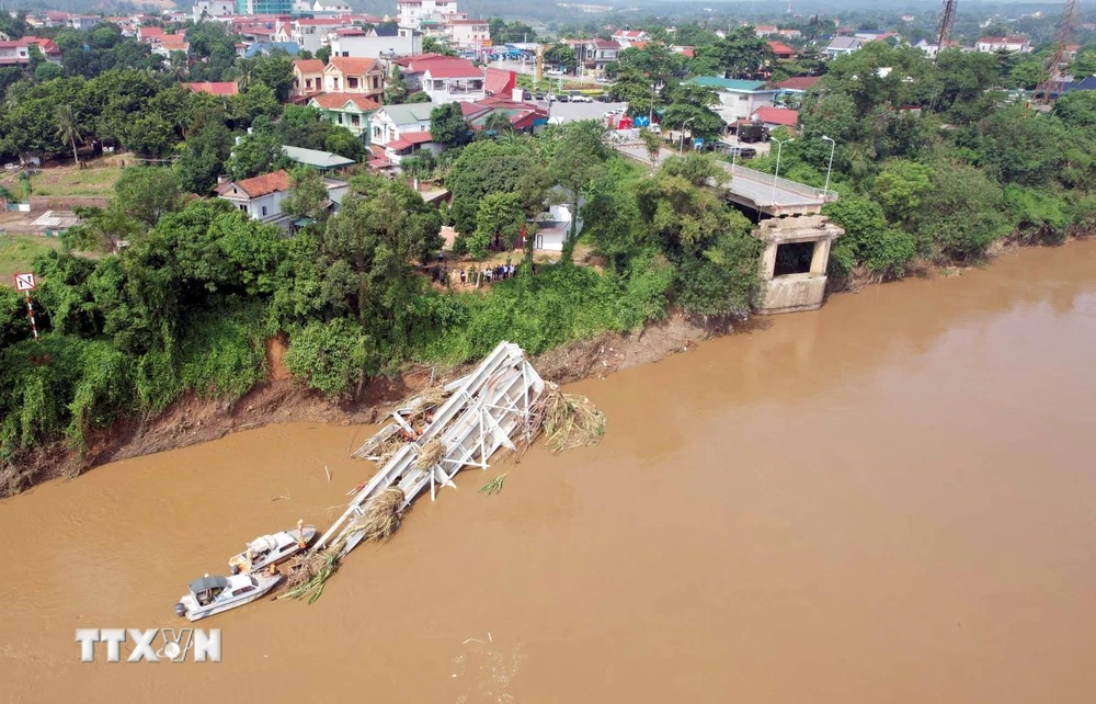 Bild der Phong-Chau-Brücke. (Foto: Ta Toan/VNA)