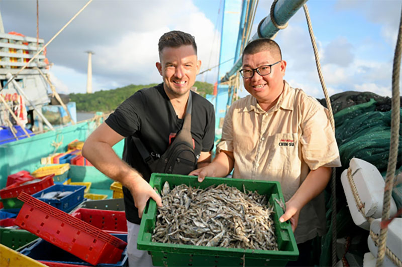 Chad Kubanoff experimentó todo el proceso, desde la pesca y la salazón hasta la elaboración de cerveza, en la fábrica de barriles de Chin-su Phu Quoc. Foto: Masan Consumer