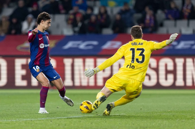 Felix trong pha làm bàn quyết định thắng lợi 1-0 cho Barca trước Atletico Madrid trên sân Olympic, Barcelona ở vòng 15 La Liga ngày 3/12.