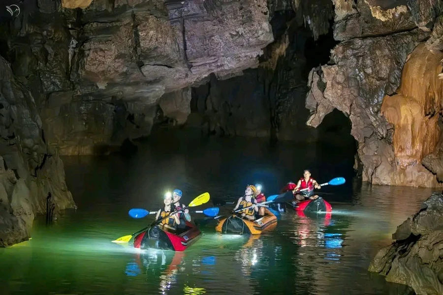 Chinh phục 4.500m động Phong Nha bằng thuyền kayak