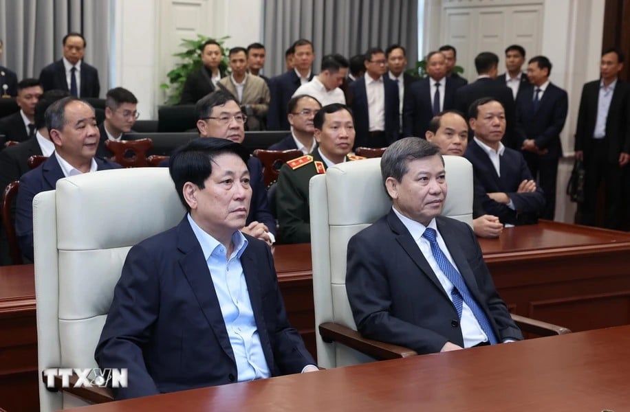 President Luong Cuong visits the Center for Supervision and Operation of the People's Court. Photo: VNA